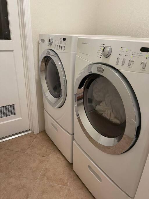 Brand New 2Br Cute Blue Led In North Fresno Apartment Bagian luar foto