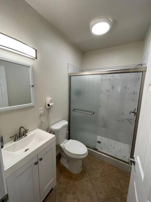 Brand New 2Br Cute Blue Led In North Fresno Apartment Bagian luar foto