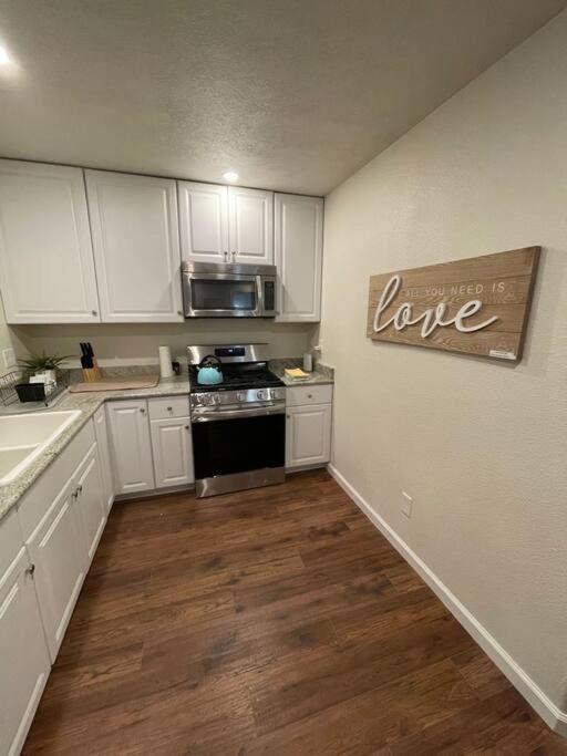 Brand New 2Br Cute Blue Led In North Fresno Apartment Bagian luar foto