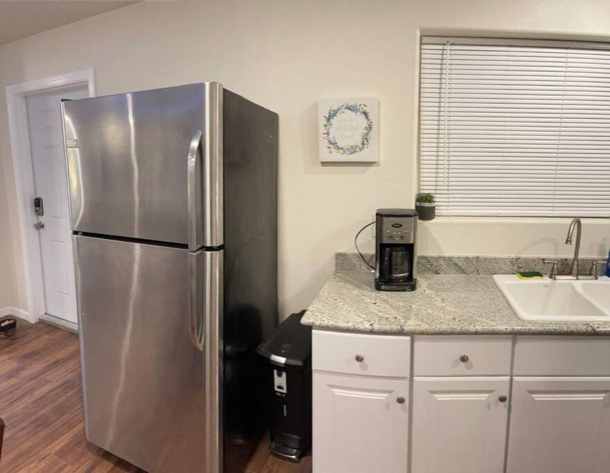 Brand New 2Br Cute Blue Led In North Fresno Apartment Bagian luar foto