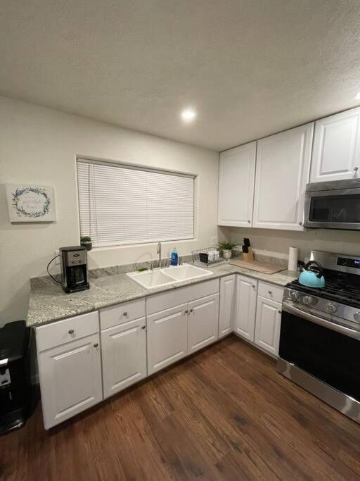 Brand New 2Br Cute Blue Led In North Fresno Apartment Bagian luar foto